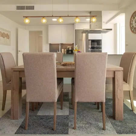 Stylish & Panoramic Views Lejlighed